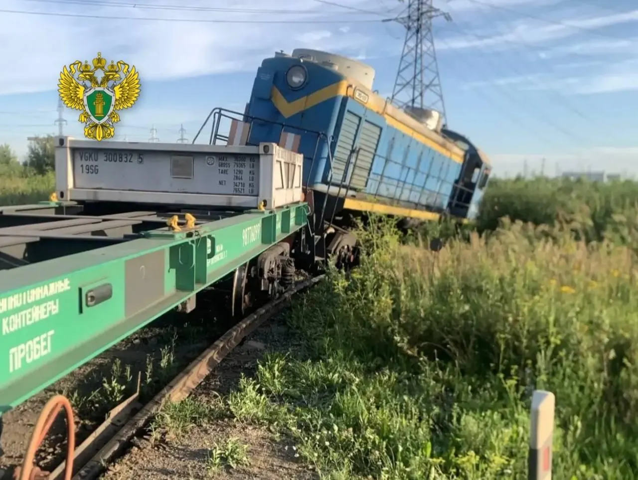 На железнодорожном переезде на улице Моторная тепловоз столкнулся с грузовиком, в результате локомотив сошел с рельсов, у грузовика оторвалась кабина, водитель погиб. Причины ДТП выясняют.