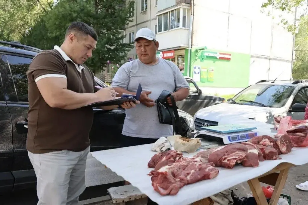 За первые шесть месяцев в городе составили 374 протокола за несанкционированную уличную торговлю; сумма штрафов превысила 1,3 млн руб. Во время одного из рейдов в Куйбышевском районе зафиксировали семь нарушений.