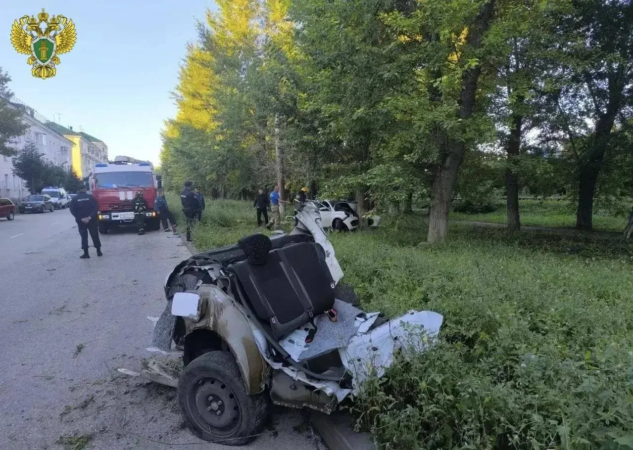 Авария произошла около 6:00: водитель Lada Vesta не справился с управлением. Двое погибли, ещё четверо доставлены в больницу с различной степенью тяжести.