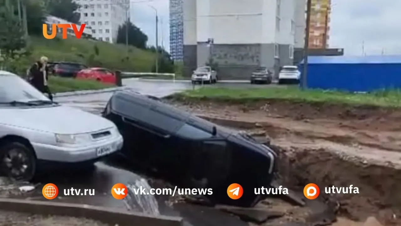На Глумилинской в Уфе из-за размывания асфальта перевернулся автомобиль. Все подробности происшествия уточняются.