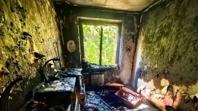 2 июля вечером в многоквартирном доме на улице Шелковичная загорелся потолок в квартире на первом этаже. Спасатели вывели десять человек, шестилетнего мальчика госпитализировали; причина — короткое замыкание проводки.