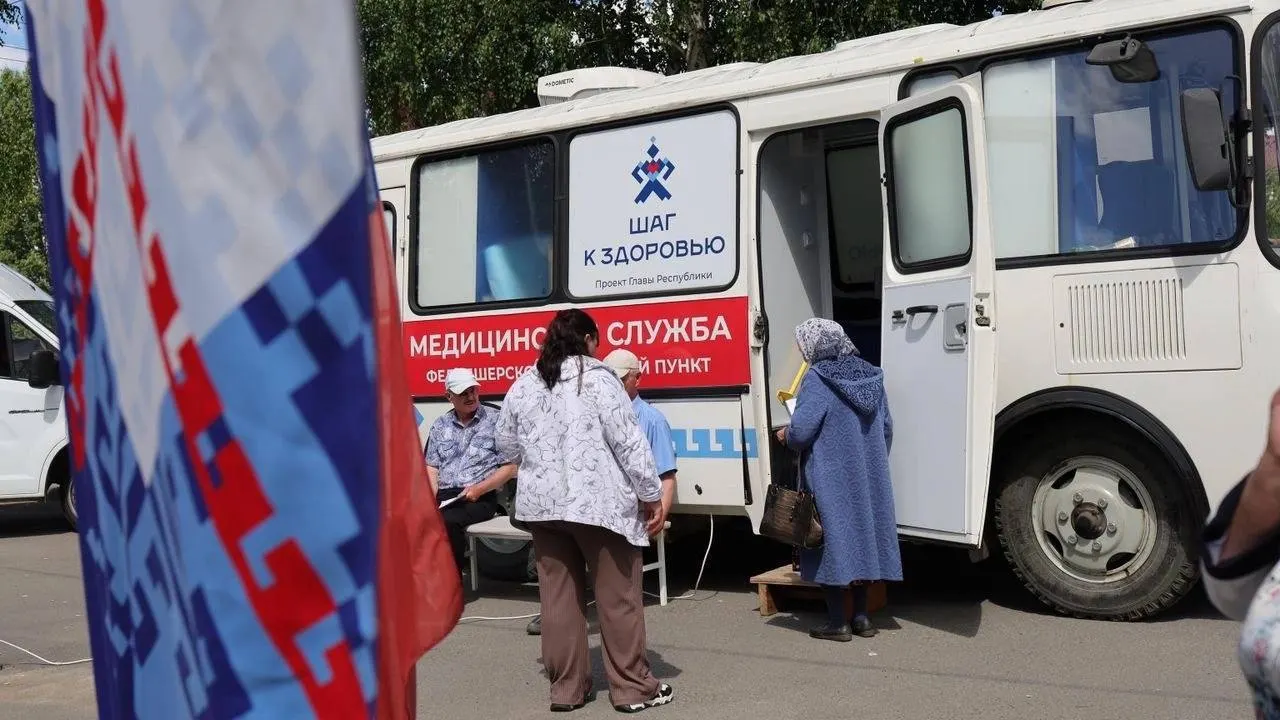 Массовые осмотры в уличных палатках в Чувашии проходят на фоне сокращений и оптимизации медицины. Критики утверждают, что акция служит прежде всего сбору персональных данных и имитации заботы накануне выборов.