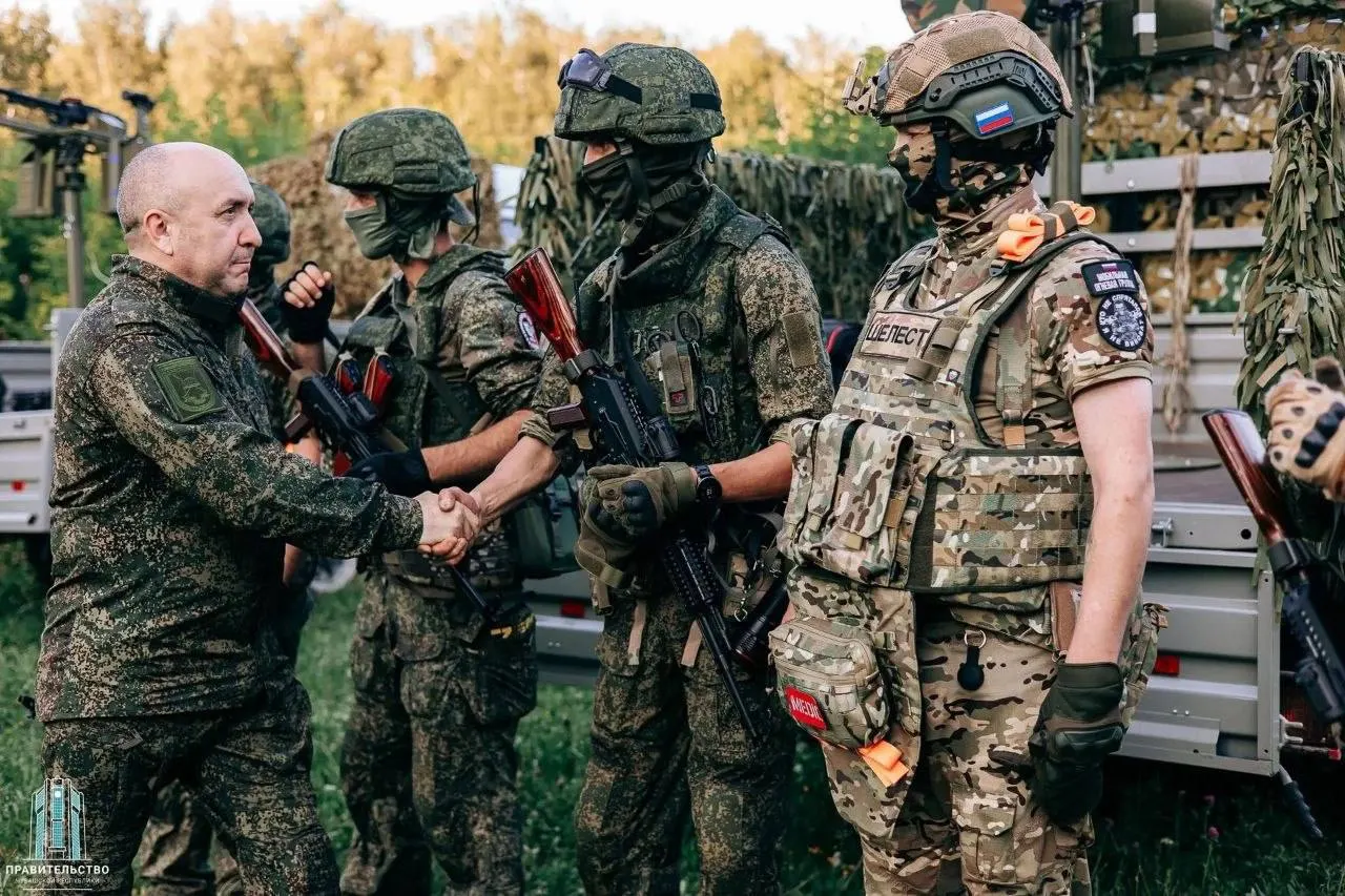 В республике объявили о создании первого отряда БАРС: бойцам выдали форму и дрон, предусмотрены выплаты и премии за сбитые БПЛА. Эксперты и жители ставят под вопрос, хватит ли таких мер для защиты от современных дронов.
