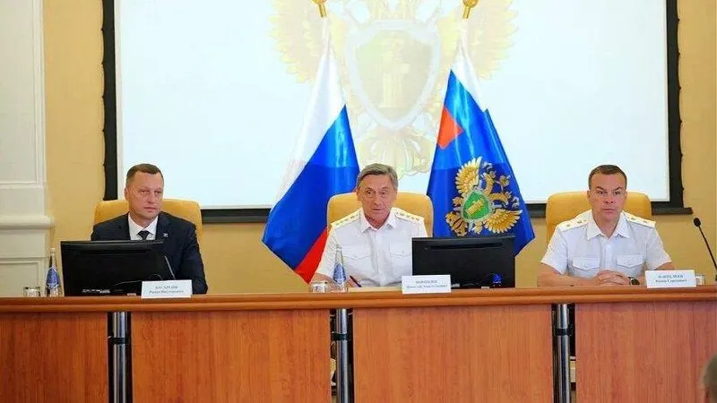 Заместитель генерального прокурора представил Романа Пантелеева новым прокурором региона. Губернатор поздравил его, отметив многолетний опыт работы в органах прокуратуры и прежнее руководство надзором в Амурской области.