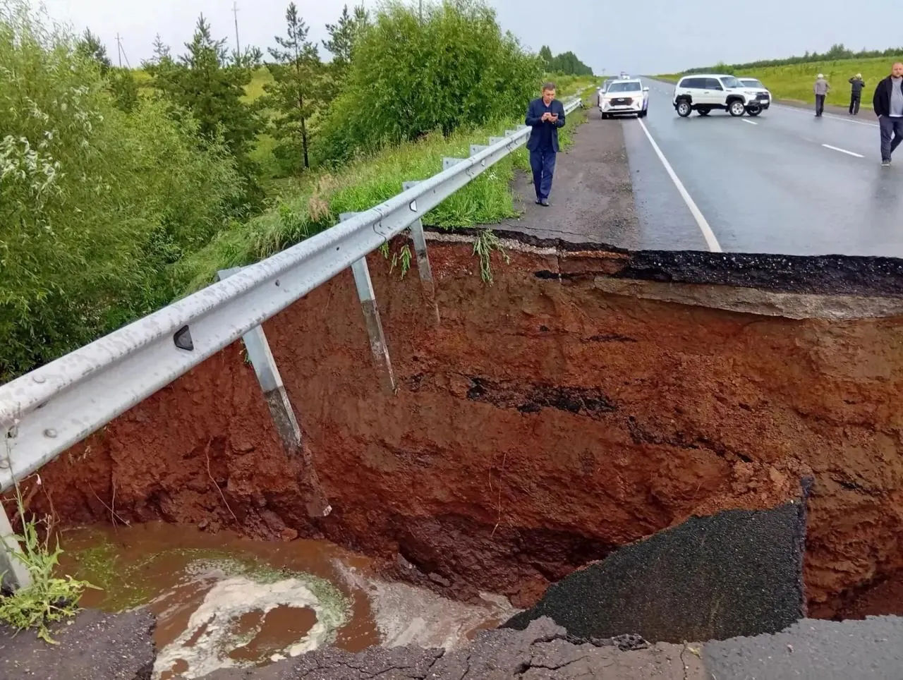 В Сармановском районе из‑за сильных ливней и подмыва водопропускной трубы провалился крупный кусок асфальта. Пострадавших нет, движение перевели на объездную дорогу.