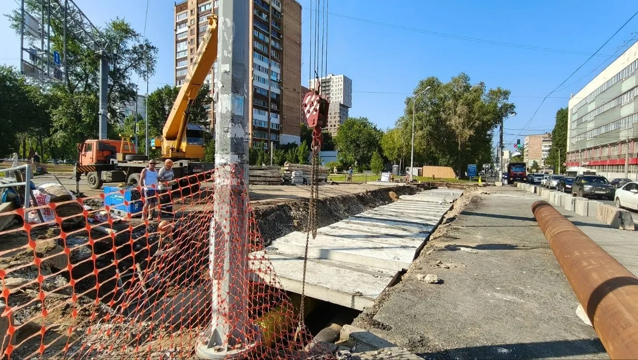 На перекрытом участке Московского шоссе в Тольятти подрядчик заменяет 140 метров труб и укладывает бетонные плиты; движение планируют частично восстановить 22 июля, затем на следующем этапе закроют улицу Мичурина.