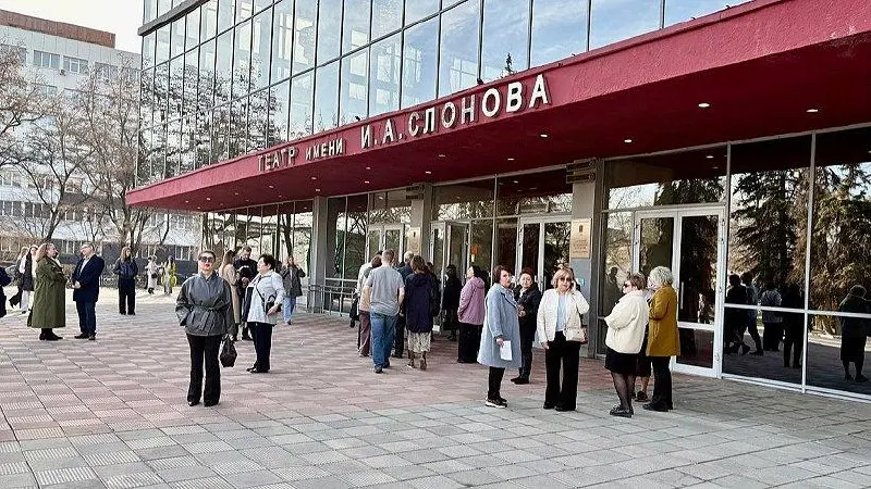 Премьера по Чехову в постановке Ивана Комарова пройдёт 11 и 12 сентября. Билеты доступны только в электронном виде, кассы временно не работают.