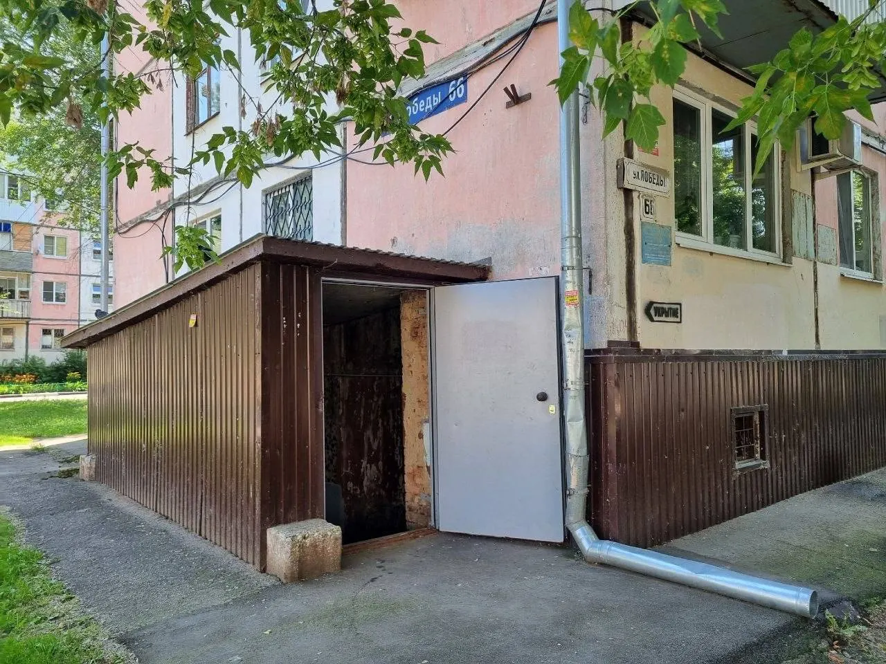 В доме №66 по улице Победы организовали демонстрационное демонстрационное укрытие в подвале — показали устройство помещения и его планировку.
