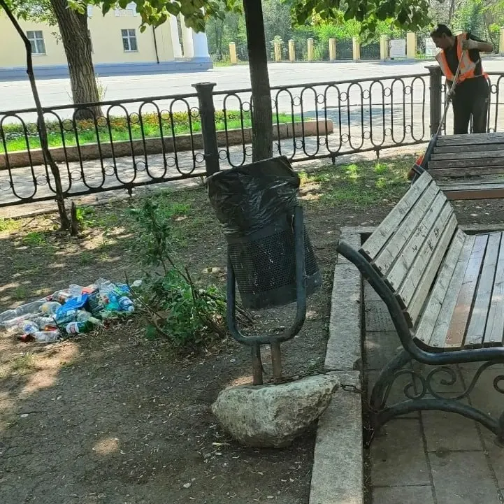 Жители Куйбышевского района жалуются: в сквере валяются бутылки, ломаются лавки и вырываются урны, а обещанных полицейских патрулей нет.