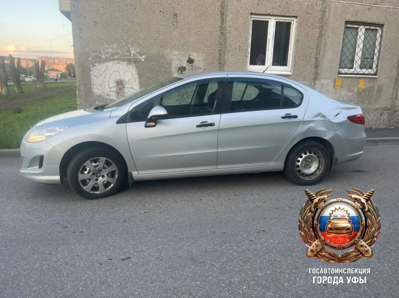 25‑летний водитель на Peugeot 408 наехал на двоих несовершеннолетних напротив дома на Вологодской, 76; 14‑летний подросток и 4‑летний пассажир самоката госпитализированы.