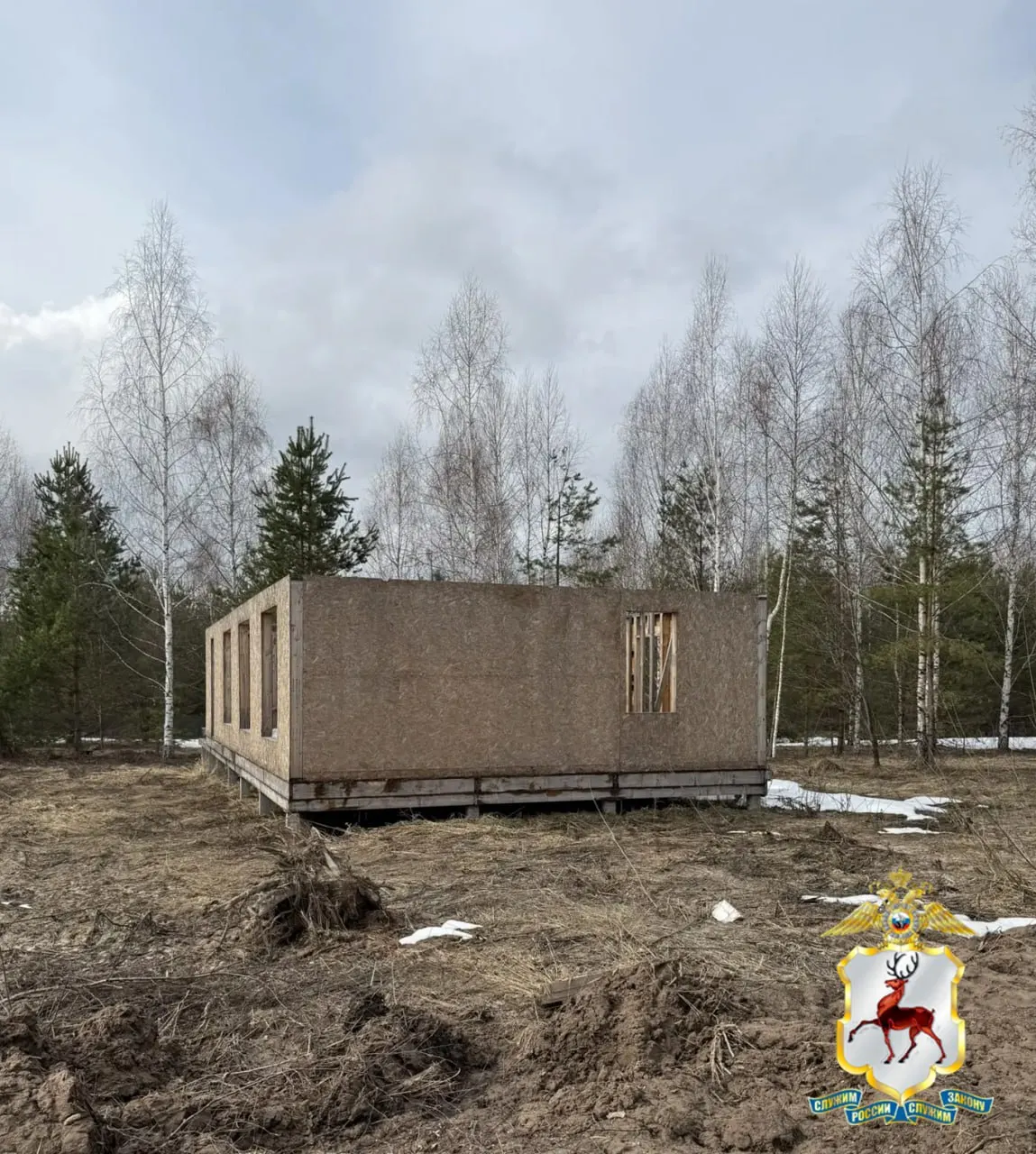 Пара заключила договоры на строительство домов в деревне Килелей, получила деньги от семи человек и исчезла после возведения лишь фундамента и каркаса.