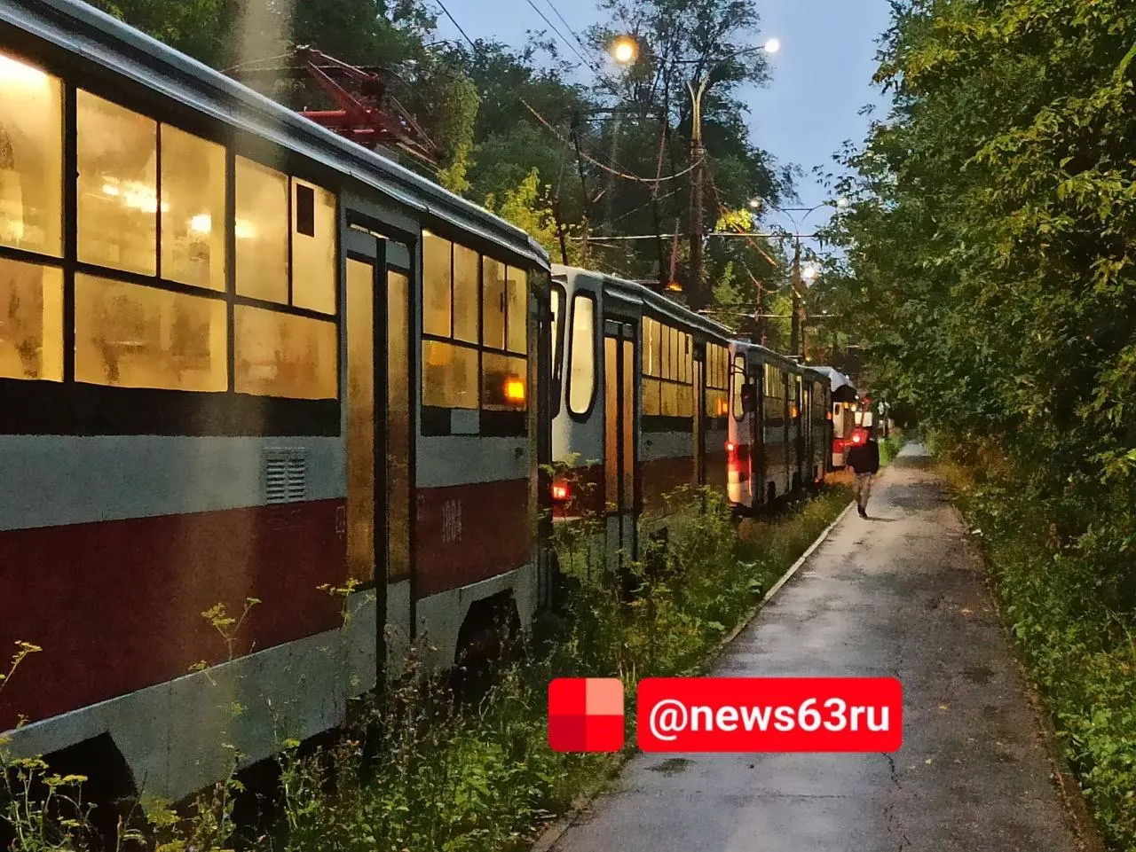 На кольце у Дома печати в Тольятти остановился вагон и ожидает эвакуации, из‑за чего вдоль Ботанического сада в направлении к Дому печати образовалась крупная трамвайная пробка.