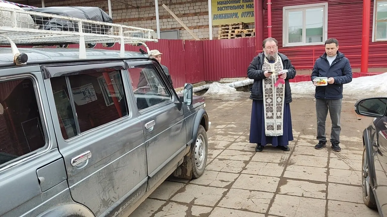 Военный с позывным «Италмас» приехал в родной Кез на автомобиле, который прихожане освятили и отправили в апреле 2025 года для эвакуации раненых.