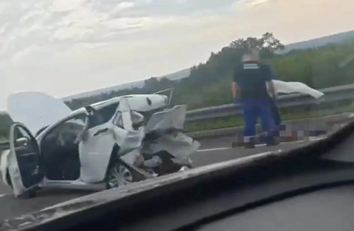 Столкновение Renault Logan и Lada Vesta: одна из машин загорелась, водитель Lada скончался, водитель Renault осмотрен в больнице и отказался от госпитализации.