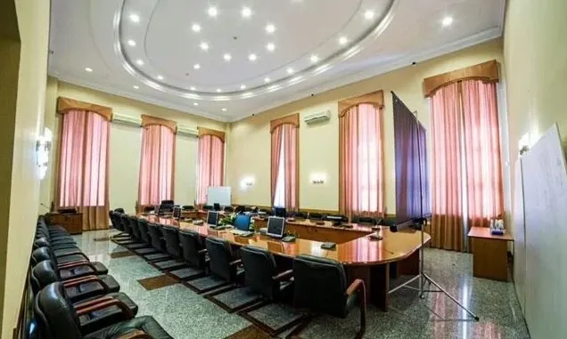 На продажу выставлена часть исторического здания на Красноармейской, 17 — почти 10 000 м² с ремонтом, столовой, конференц-залом и паркингом. Цена с НДС — 600 млн рублей.
