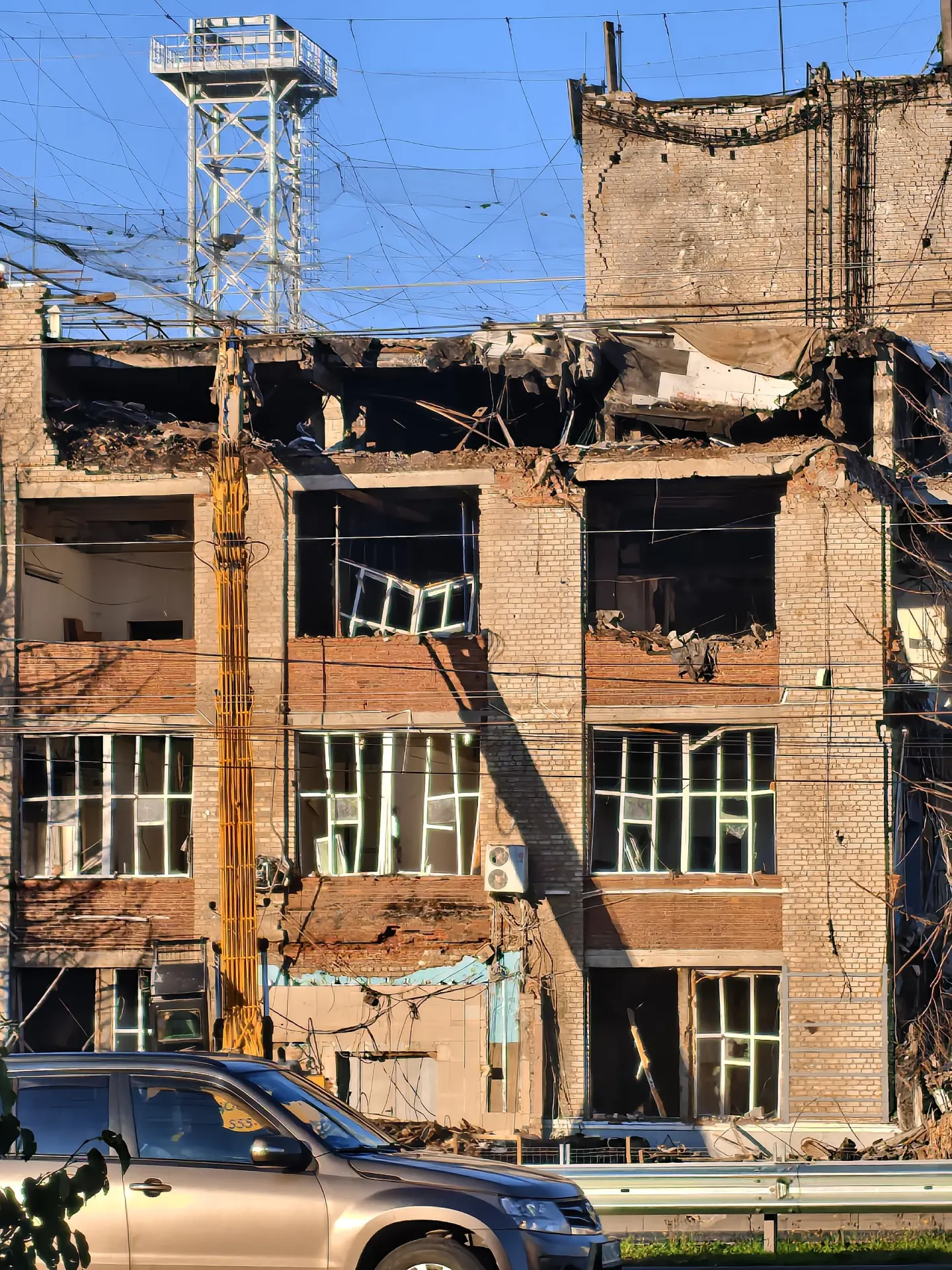После двух месяцев простоя на территорию завода вернулись рабочие бригады — они начали разбирать завалы, оставшиеся после последнего удара.