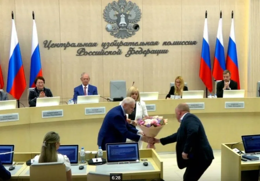 На 28-м заседании Центризбиркома единогласно приняли регистрацию списков «СР», подтвердили допустимость 260 кандидатов, ввели в состав комиссии представителя с правом совещательного голоса и утвердили региональных финансовых уполномоченных «Яблока».