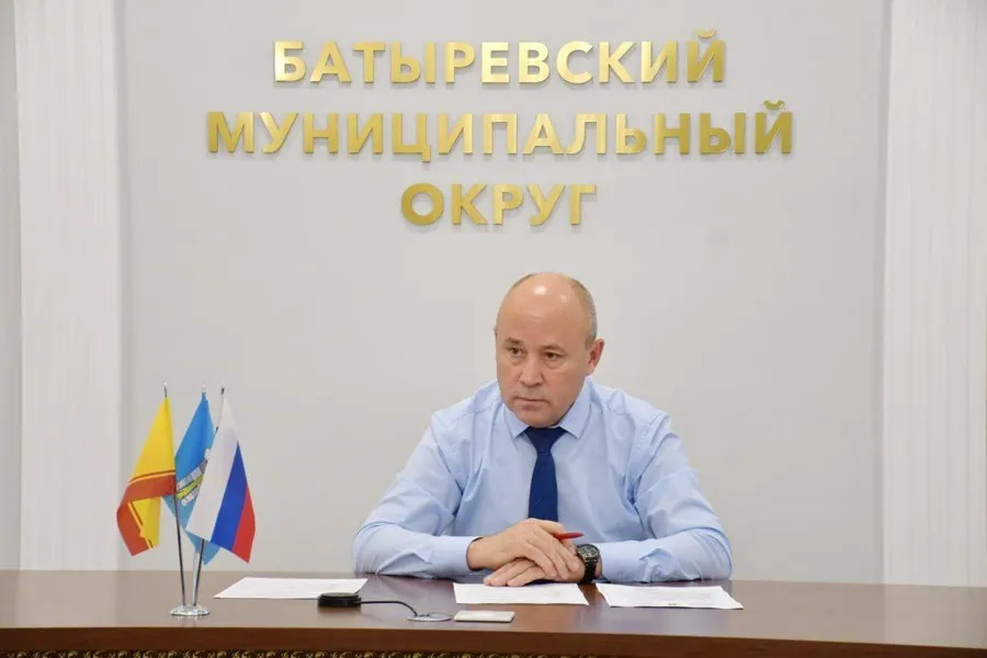 Рудольф Селиванов досрочно прекратил полномочия 20 июля 2026 года. Ранее против него возбудили уголовное дело по обвинениям в мошенничестве и превышении полномочий; ему избрана мера пресечения в виде домашнего ареста, из дома и администрации изъяли оружие и документы.