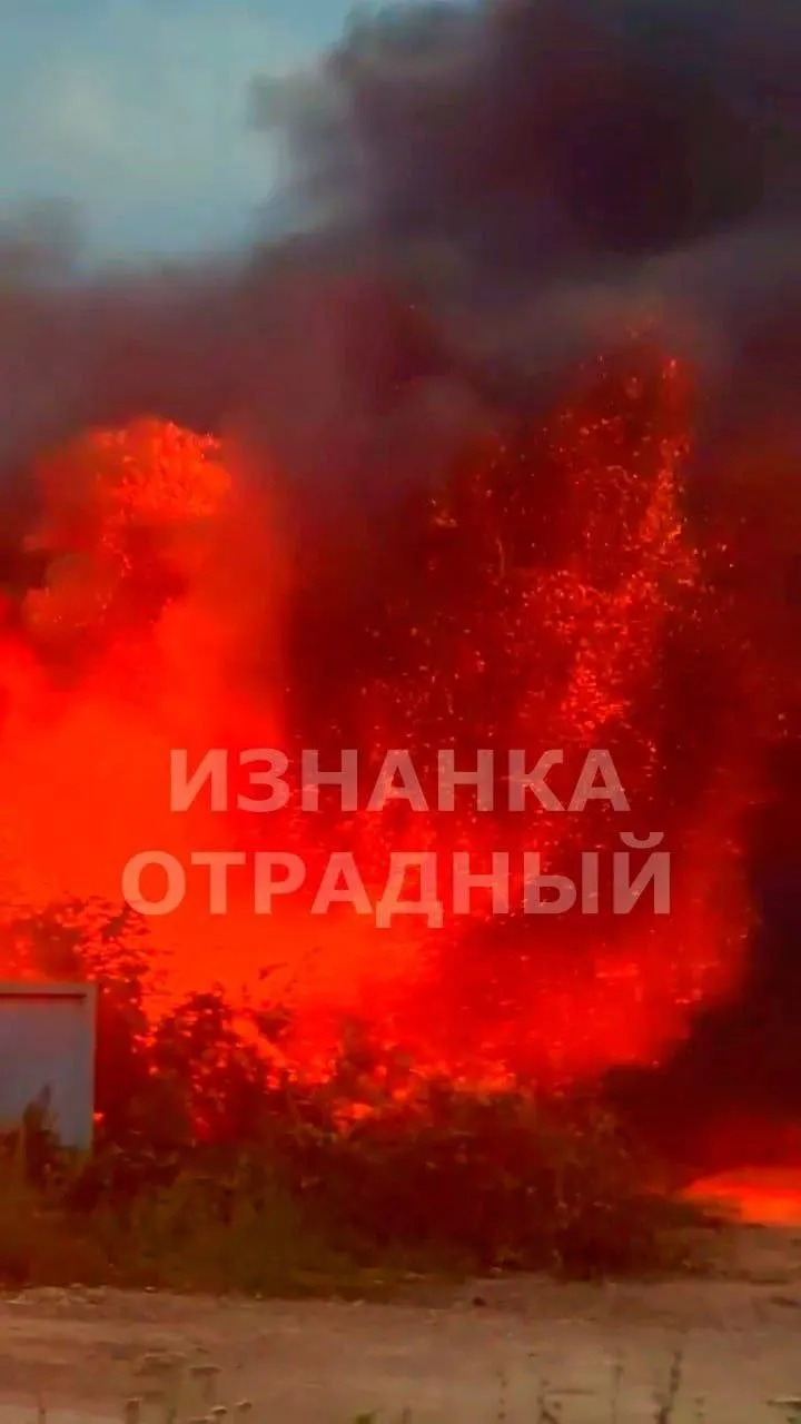 На улице Целинной в Отрадном несколько детей кинули петарду в жилой дом, что привело к возгоранию. Сведения о пострадавших и масштабах пожара уточняются.