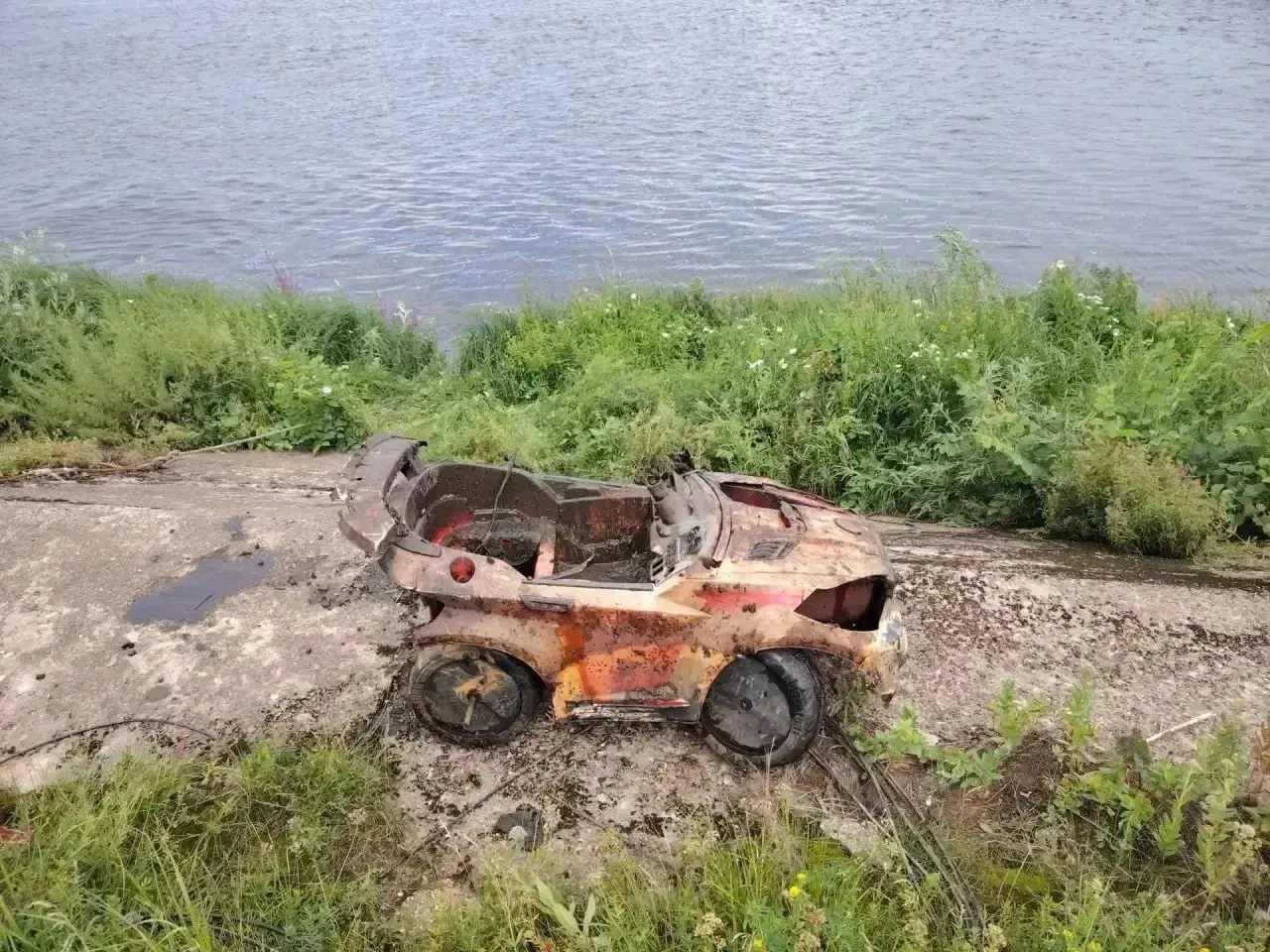 Во время плановой очистки решётки на Ново‑Сормовской водопроводной станции рабочие извлекли игрушечную модель BMW, которая, по внешнему виду, долгое время находилась в реке.