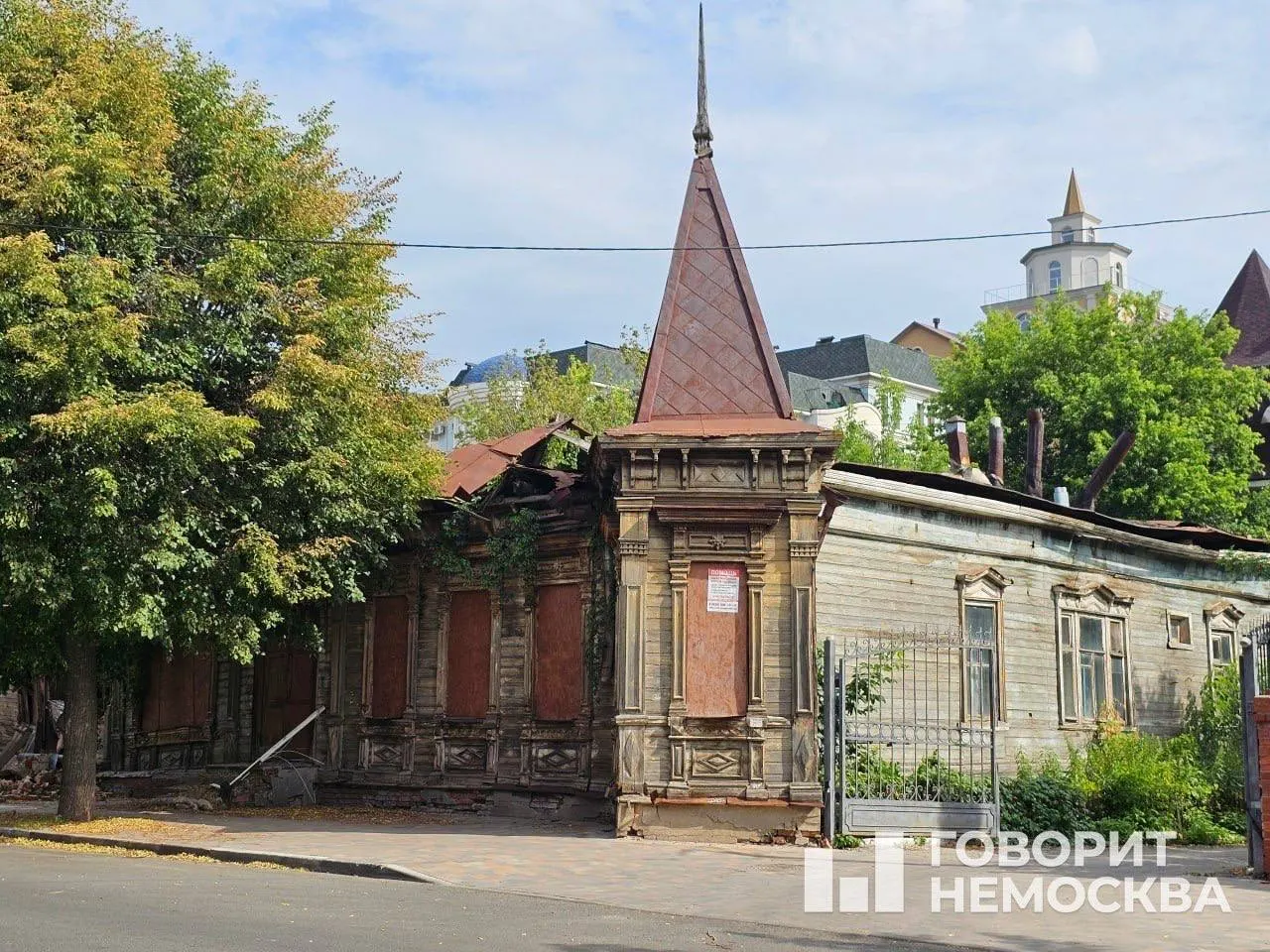 Частичное обрушение жилого дома XIX века в историческом центре Рязани — здание признали аварийным ещё в 2018 году. Инспекция по охране культурного наследия готовит иск, чтобы обязать собственников провести восстановительные работы.