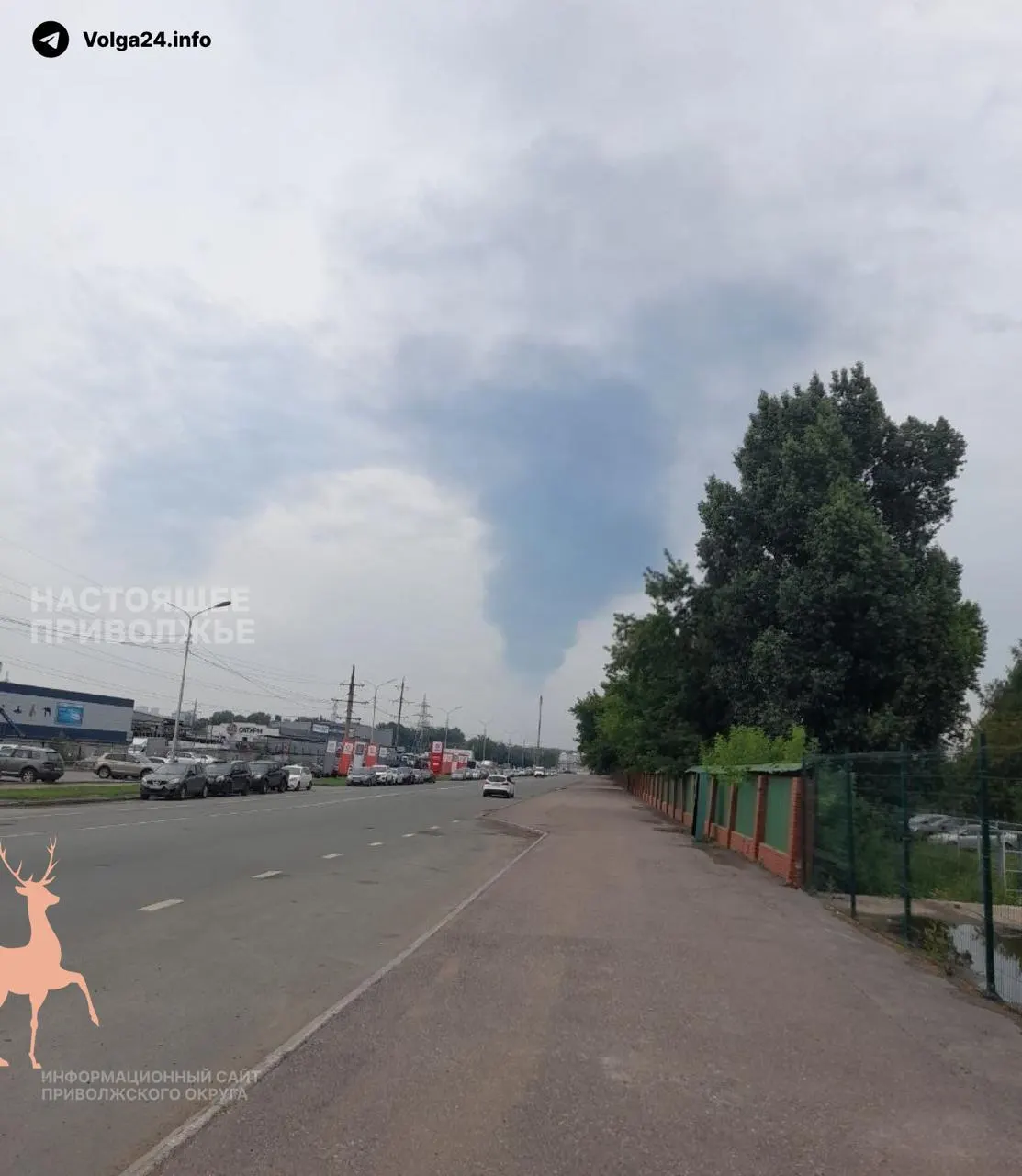 В Уфе после атаки беспилотника загорелась линейная производственно-диспетчерская станция «Черкассы», через которую проходят магистральные нефтепроводы, снабжающие НПЗ Башкортостана и Татарстана. Власти инцидент пока не подтвердили; дронами также поражены объекты в Саратовской области и Татарстане.