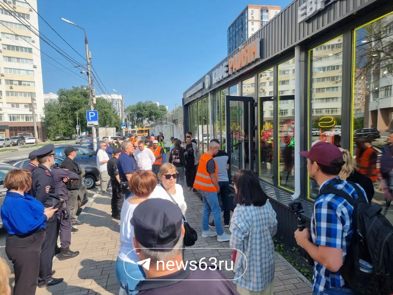 На территории бывшего стадиона «Буревестник» убирают самовольно установленные павильоны — власти намерены вернуть участку прежнее назначение.