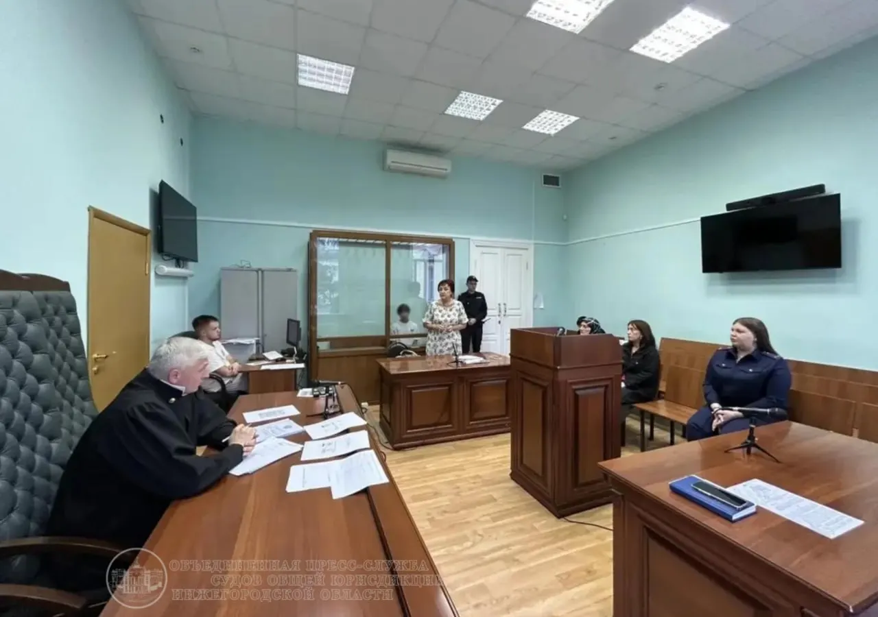 По делу о групповом нападении на Большой Покровской проходят пять подростков. Один из них, 16 лет, останется в СИЗО до 22 сентября.