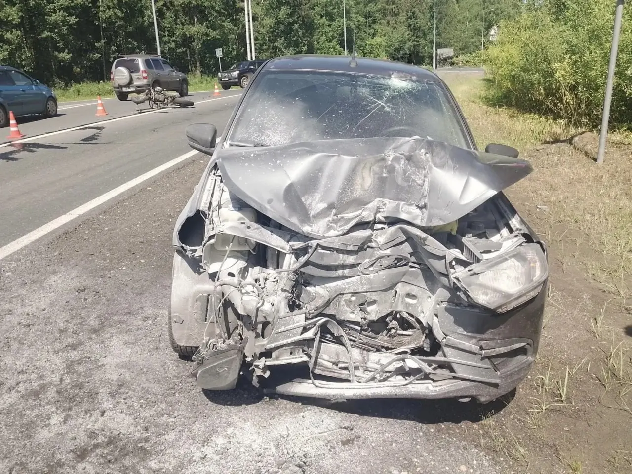 30 июня на 16 км автодороги «Южный обход г. Кирова» автомобиль «Лада Гранта» столкнулся с мотоциклом. Мотоциклист скончался в больнице, пассажирка автомобиля получила травмы.