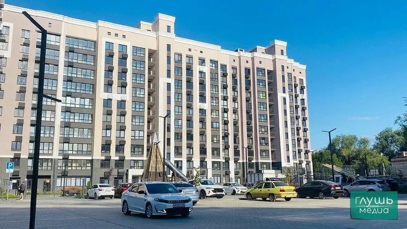 В Саратовской области и ещё в трёх регионах доля невыкупленного жилья на первичном рынке превысила 80%. По стране остаются невостребованными свыше 80 млн кв. м жилья; строится более 118 млн кв. м, из которых реализовано около 32%.