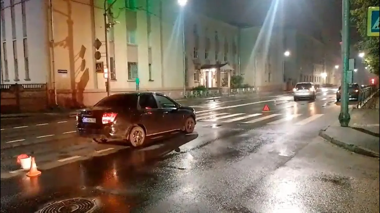 24 июля на улице Студенческой пешеход попал под машины: сначала Mazda, уходя от столкновения с Lada Granta, выехала на пешеходный переход и сбила человека, затем на пострадавшего наехал Ford. Его доставили в больницу имени Семашко.