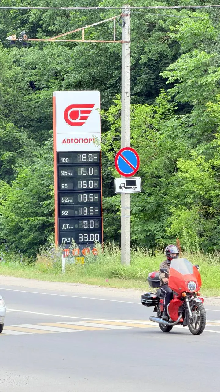 Сеть АЗС в Чувашии подняла цену АИ‑95 до 150 рублей за литр; автовладельцы отмечают падение мощности и проблемы с двигателями после заправок.