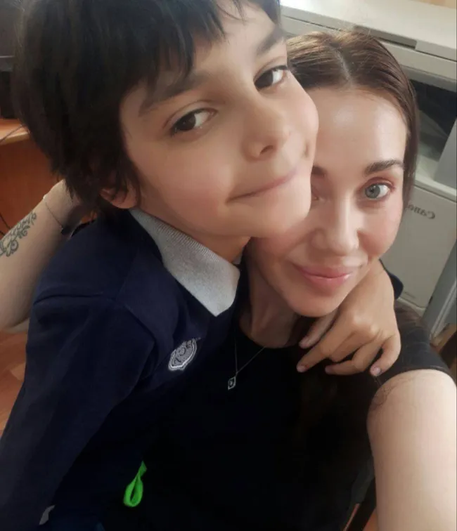 Когда Арсению Турбину было 15 лет, его приговорили к пяти годам воспитательной колонии по обвинению в участии в «террористической» организации. Позже против подростка завели ещё одно уголовное дело. Его мать уволили с работы после того, как она переехала в Пермь, чтобы быть рядом с сыном. Она рассказывает о давлении в колонии, проблемах с медициной, провокациях и попытках сохранить связь и учебу ребёнка.