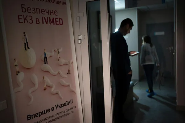 Депутаты приняли поправки в закон «О ветеранах»: после вступления закона в силу процедуры ЭКО будут бесплатно доступны женам участников и инвалидов боевых действий, а также вдовам в течение пяти лет после гибели супруга; суррогат и хранение биоматериала оплачиваются отдельно.