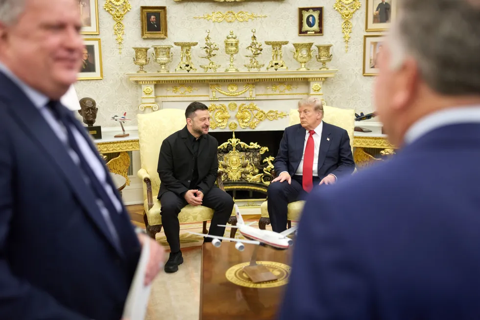 Президент Украины провел в Вашингтоне переговоры с Дональдом Трампом: просил экстренный пакет ракет для систем Patriot, обсуждались и другие формы помощи. Сенат США на процедуральном голосовании поддержал законопроект о пошлинах на импорт российских углеводородов.