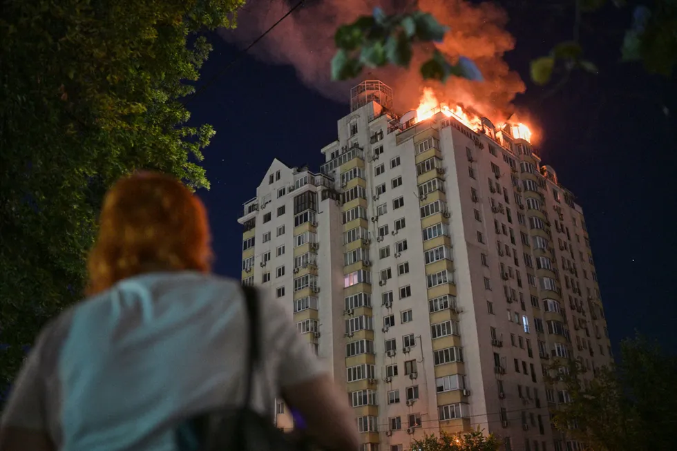 Ночью 2 июля по Киеву нанесён масштабный удар баллистическими и крылатыми ракетами и беспилотниками — разрушены жилые дома, есть погибшие и десятки раненых. В ту же ночь по Нижегородской области произошла атака беспилотников с жертвами и повреждениями, в том числе сообщение о пожаре на НПЗ.