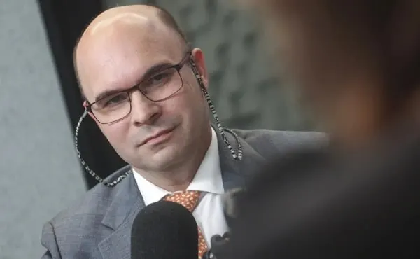 Заботкин объяснил, почему нельзя фиксировать курс рубля по китайской модели, какие факторы влияют на курс и почему заморозка вкладов невозможна.