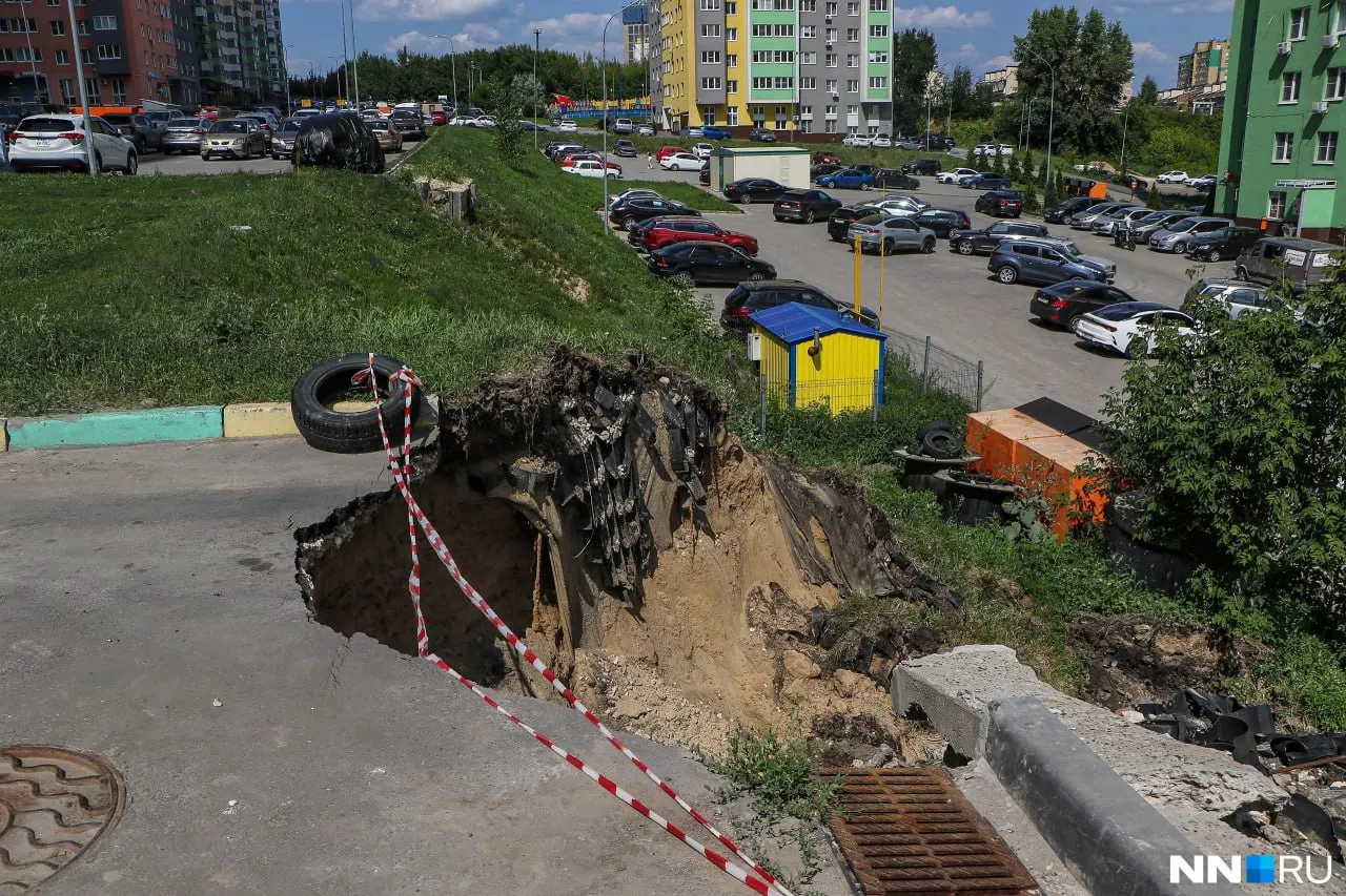 В нижегородском жилом комплексе обнаружены трещины в подпорной стенке у строящейся подземной парковки. Мэрия возложила ответственность на застройщика, а жители требуют проведения инженерных мероприятий у дома №6.