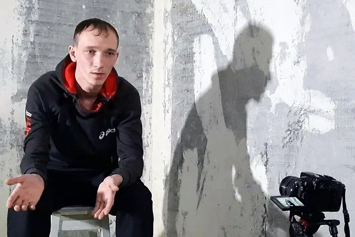 Евгений Юрченко, первый, кто публично рассказал о массовых пытках после бунта в ангарской ИК‑15, освобождён — правозащитники вывезли его из региона, он несколько времени находился в безопасности и затем вернулся в родной посёлок.