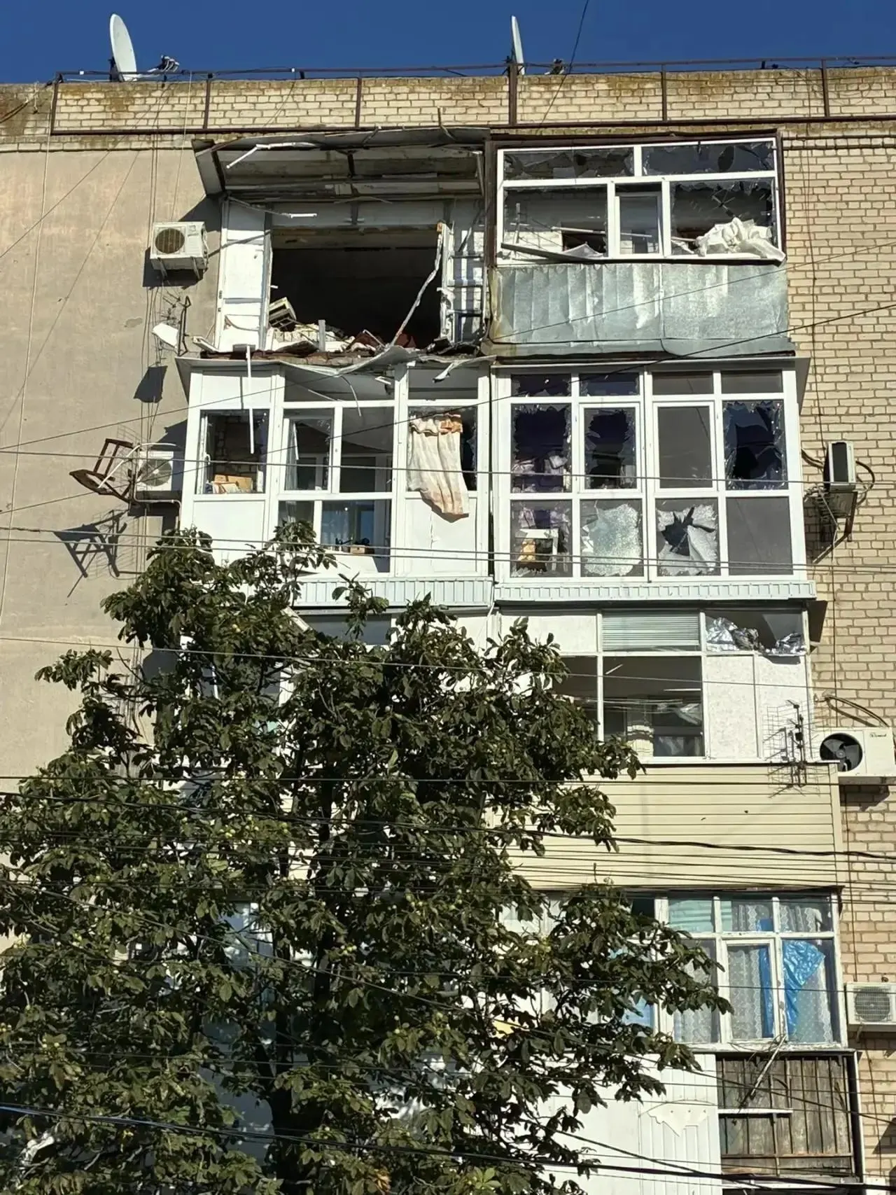 Свыше сотни человек погибли или получили ранения в результате ударов по разным регионам России. По предварительным данным, применялись беспилотники с поражающей начинкой; власти квалифицируют инциденты как теракт.