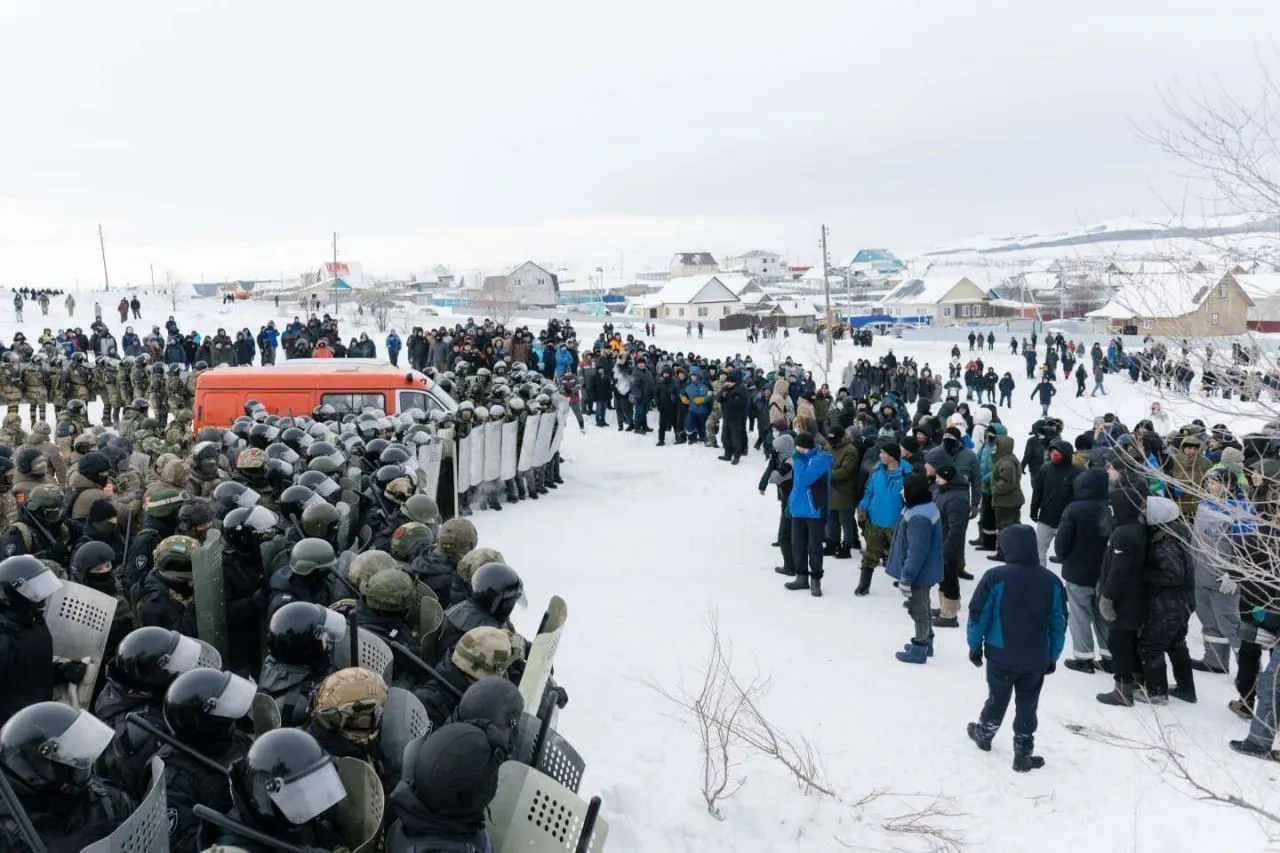 В Оренбургском областном суде прокурор запросил для десяти фигурантов «баймакского дела» сроки от 14 до 15 лет. Части обвиняемых инкриминируют организацию беспорядков и применение насилия в отношении силовиков. Следующее заседание назначено на 19 августа.