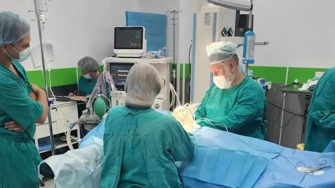 В областной детской больнице провели шести часовую операцию 17‑летнему пациенту со сколиозом 4‑й степени. Операция прошла успешно, несмотря на угрозу ракетных ударов.
