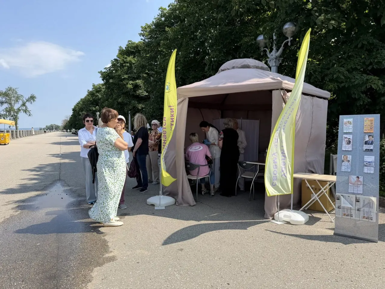Региональные медики и спасатели проводят акцию на набережной: можно бесплатно проверить кожу у онколога и дерматовенеролога, получить консультацию по профилактике и памятки по безопасности на воде.