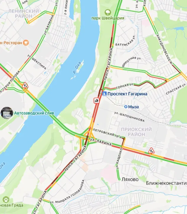 Авария и скопления автомобилей у автозаправок парализовали выезд из города: на проспекте Гагарина в сторону выезда образовалась пробка на несколько километров.
