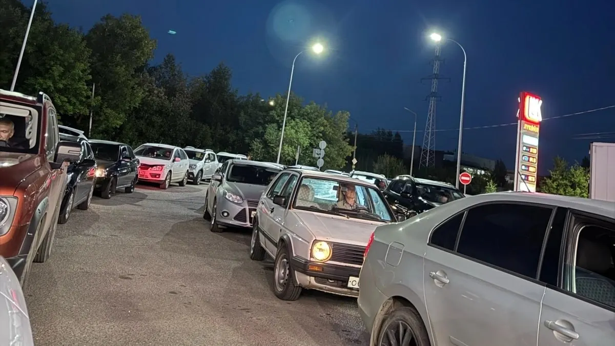 Палата призывает жителей не запасаться топливом, планировать поездки и опираться на официальные источники, чтобы снизить нагрузку на АЗС и сэкономить время.