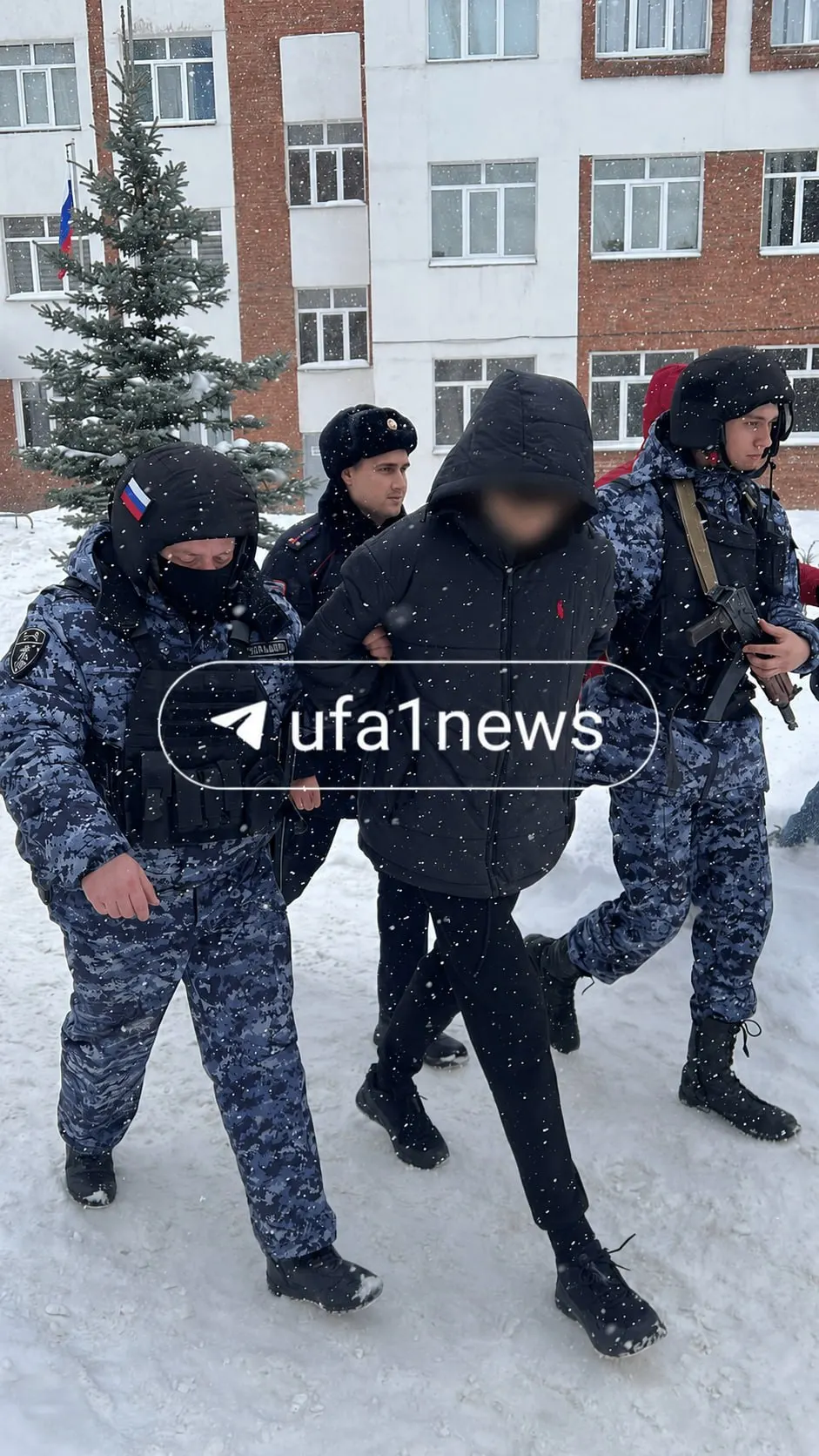 Подростку, который в феврале пришёл в школу с игрушечной винтовкой и ранил учителя и троих учеников, продлили меру пресечения в виде домашнего ареста.