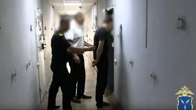 Полиция в Энгельсе (Саратовская область) задержала шестерых человек, которых следствие считает причастными к кражам из центра продаж шин, парикмахерской и ювелирного магазина; общая сумма похищенного — около полумиллиона рублей.