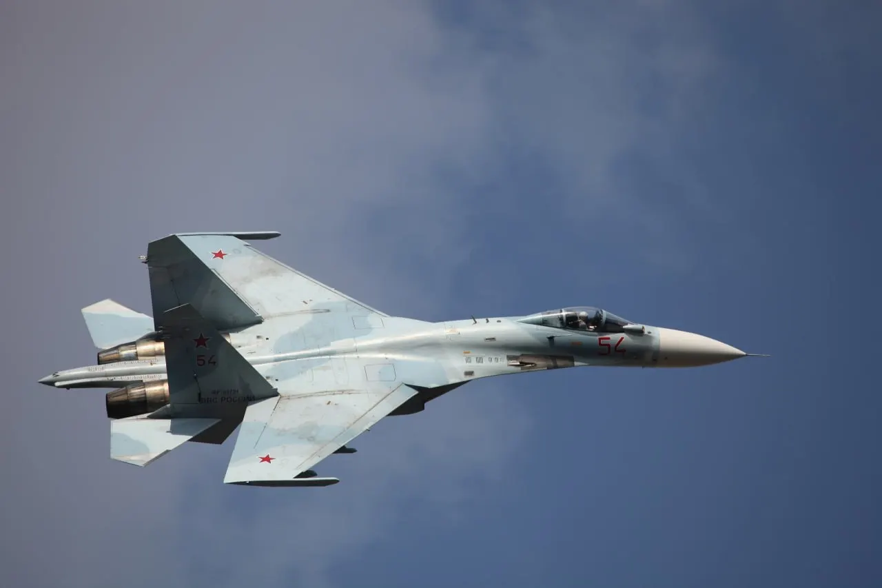 По информации от источника, близкого к военным, сегодня над регионом летал боевой самолёт. По неофициальным данным, на юге области были уничтожены беспилотники, направлявшиеся в Кировскую область.