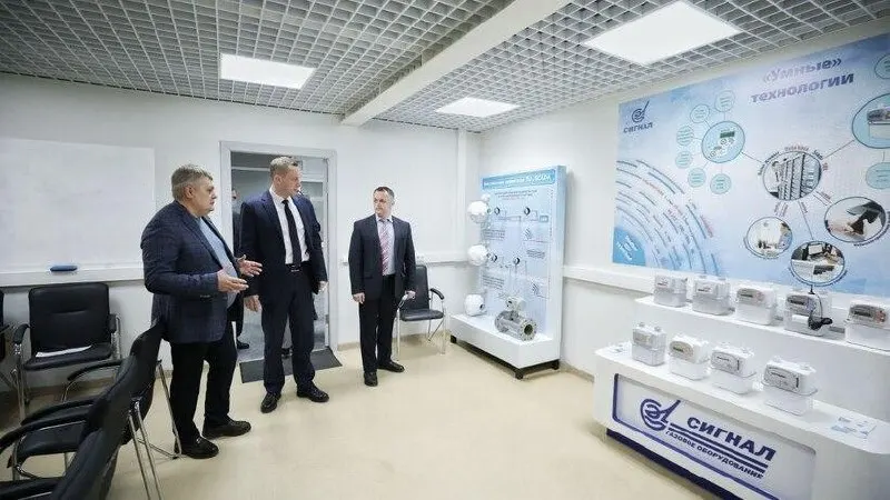 В 21-й пакет санкций ЕС включён энгельсский завод «Сигнал». В постановлении говорится, что предприятие производит комплектующие для авиации и вооружения, в том числе систему наведения для ракет Х‑101, и оказывает поддержку ВС России в зоне СВО.
