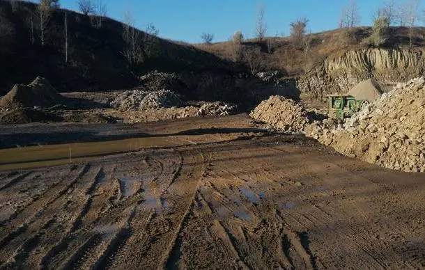 Экологический надзор обнаружил незаконную добычу в Красноярском районе: компания вела вскрышные работы за пределами лицензии. Изъято 570 кубометров пород, ущерб оценён в 735 тысяч рублей, готовится иск.